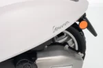 Otroški skuter na akumulator Vespa ROMA 2x35W, bel - slika 31